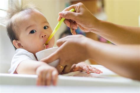 Cara Menurunkan Panas Badan Bayi 8 Bulan yang Aman dan Efektif